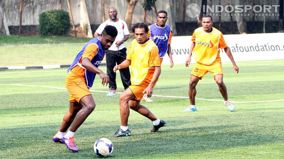 Pemain Persipura Jayapura melakukan latihan di bawah pengawasan Jacksen F Tiago. Copyright: &copy; Herry Ibrahim/INDOSPORT
